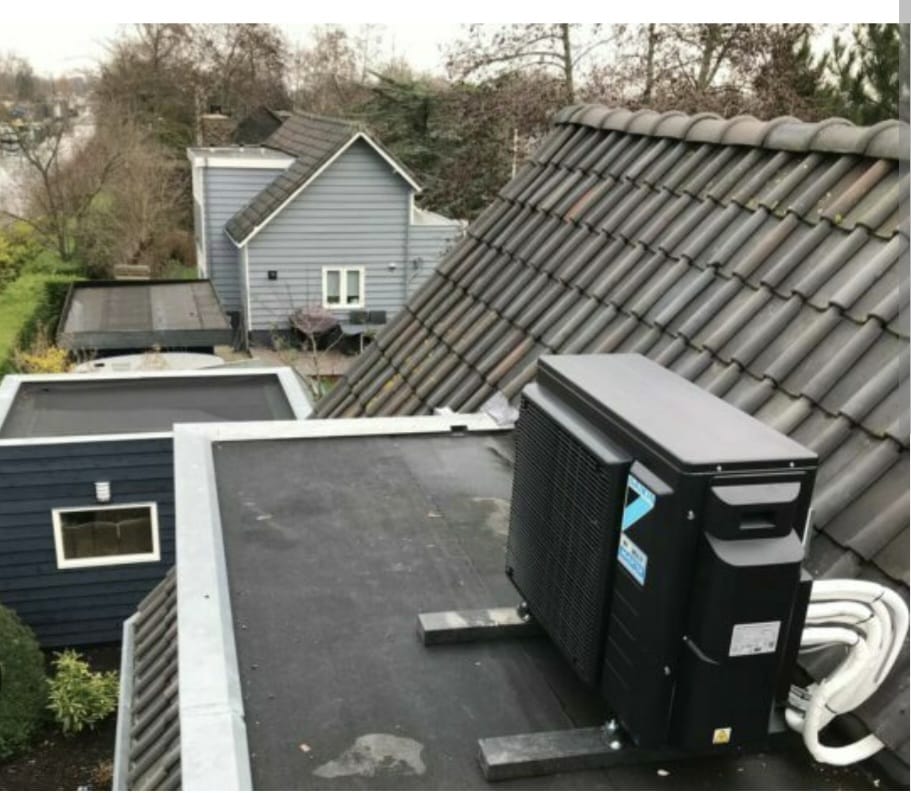 Daikin buitenunit op dak woning