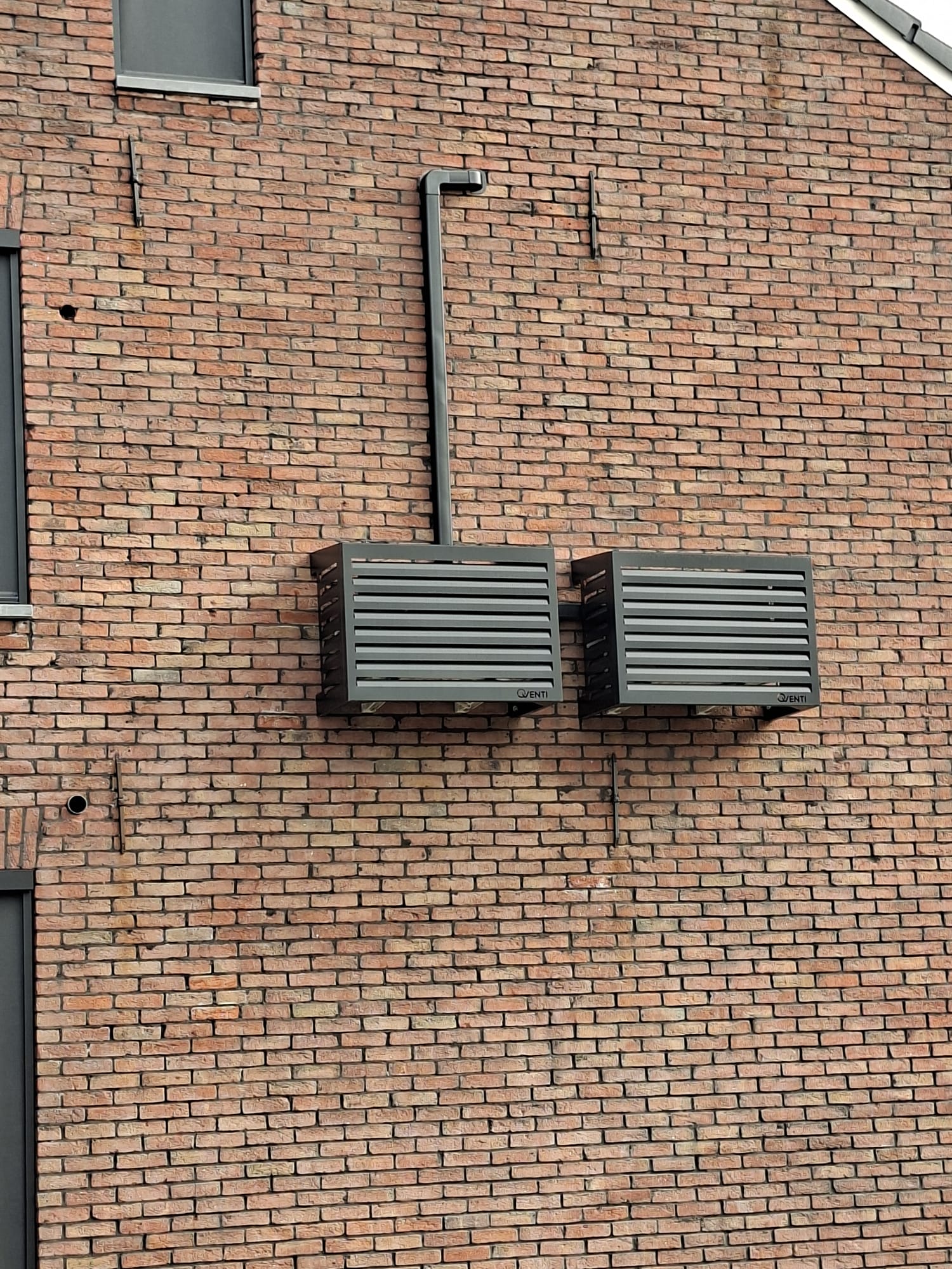 Airco buitenunits gemonteerd aan gevel