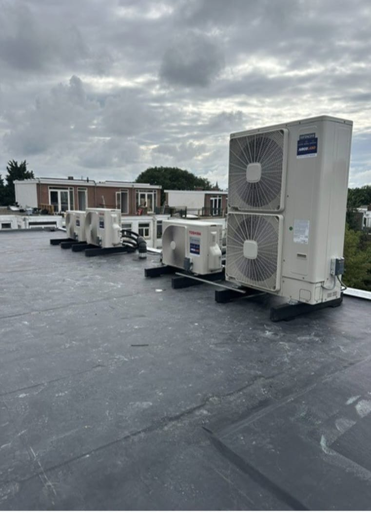 Toshiba buitenunits op plat dak